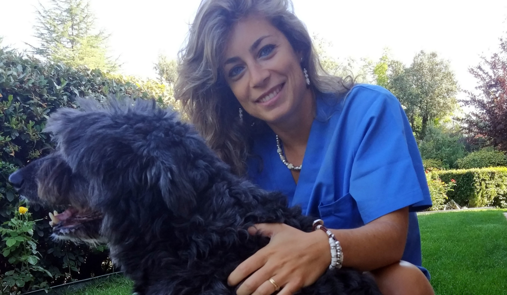 paloma_sonriendo_y_perro